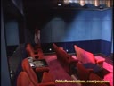 Screenshot for Брюнетка с огромным дуплом трахается на гигантском самотыке
